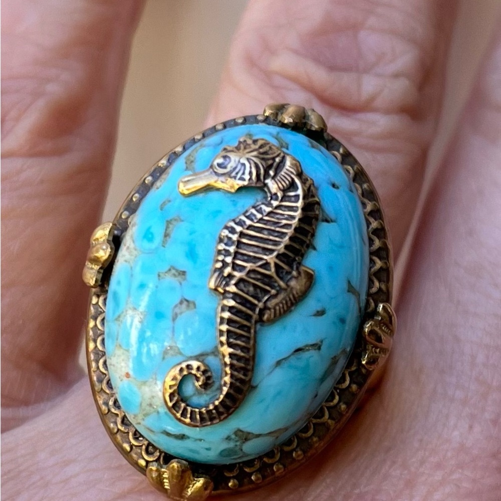 Turquoise cabuchón Ring with gold seahorse 8.5